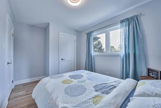 Additional image 32 of 1517 Queensbury Cres