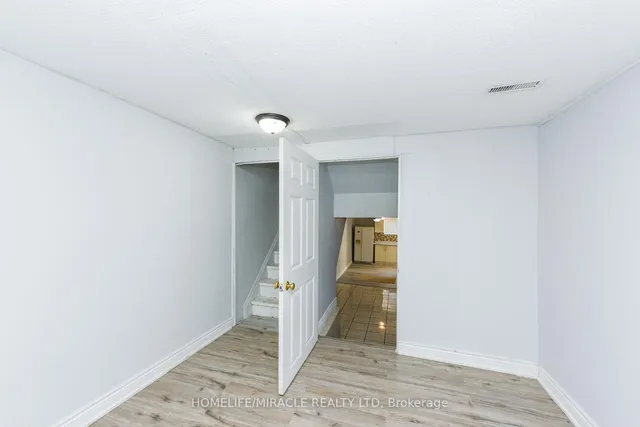 Additional image 37 of 3442 Laddie Cres