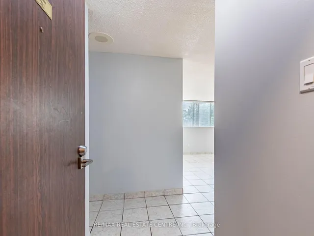 Additional image 9 of 3695 Kaneff Cres Unit 211