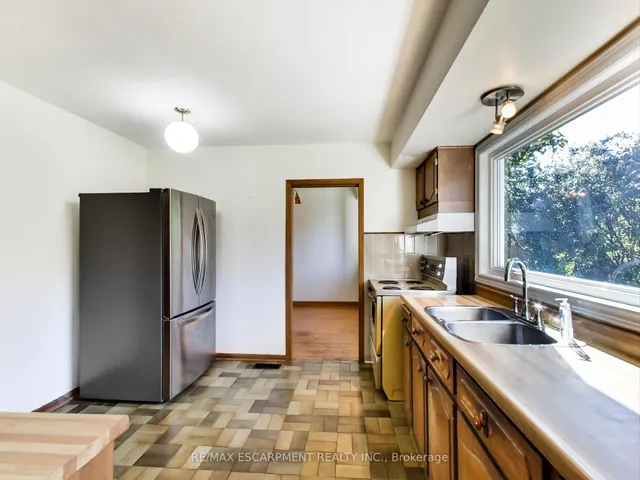 Additional image 21 of 558 Parkside Cres