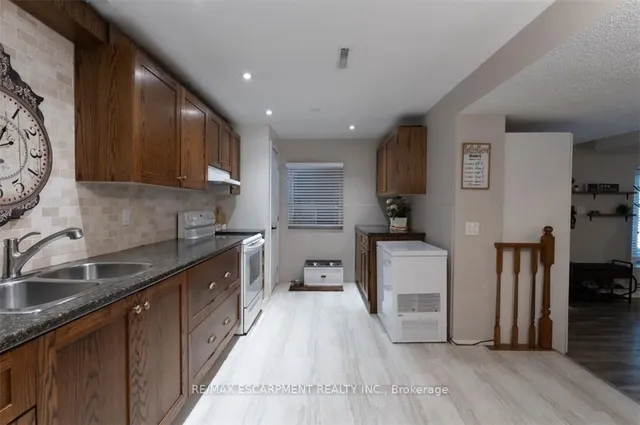 Additional image 38 of 196 Dundas St