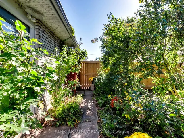 Additional image 44 of 558 Parkside Cres