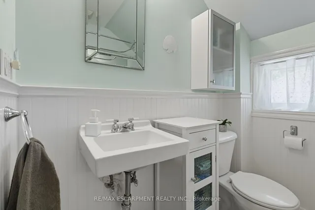 Additional image 30 of 33 Broadway Ave