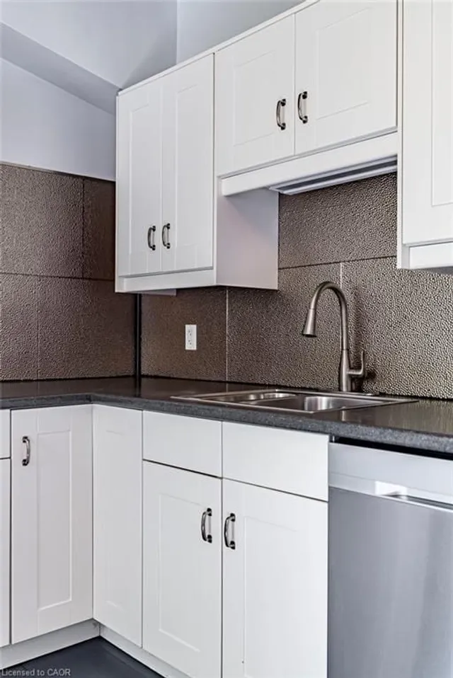 Additional image 11 of 499 Hughson St