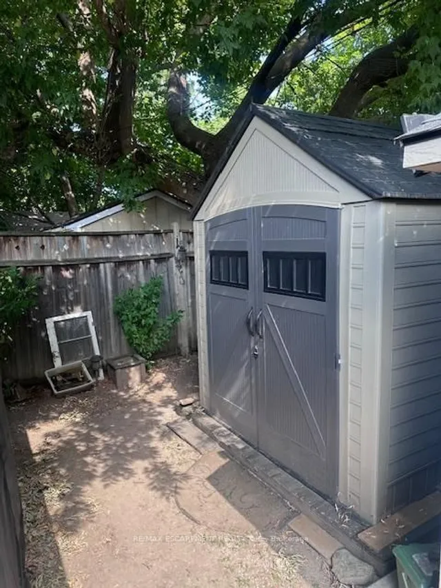 Additional image 32 of 84 Barons Ave