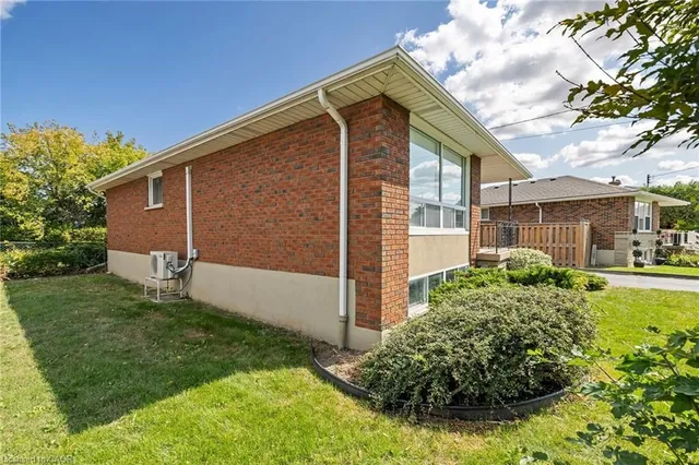 Additional image 36 of 142 Fernwood Cres