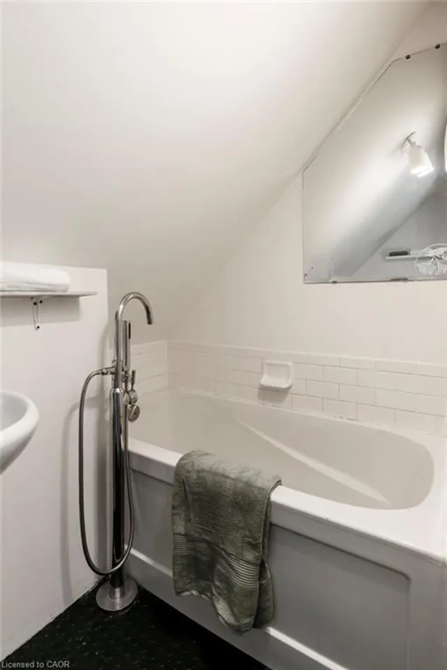 Additional image 40 of 174 Emerald St