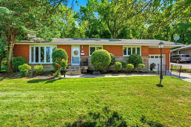 894 Bishop Pl