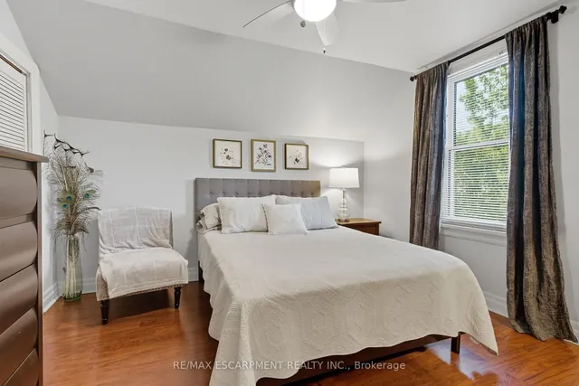 Additional image 24 of 33 Broadway Ave