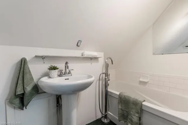 Additional image 39 of 174 Emerald St