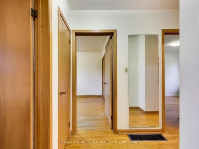 Additional image 23 of 558 Parkside Cres