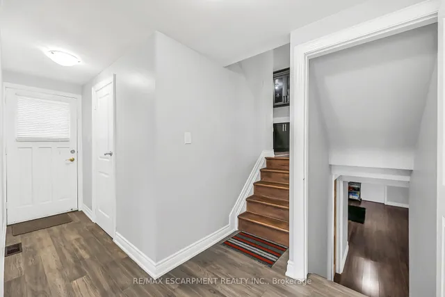 Additional image 33 of 28 Tara Crt