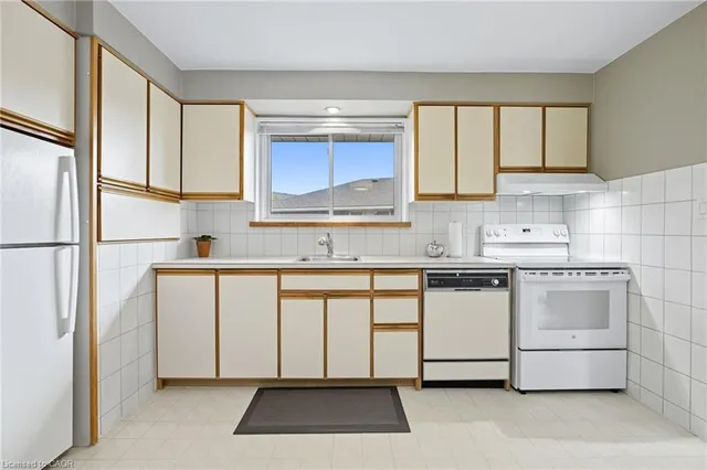 Additional image 6 of 142 Fernwood Cres