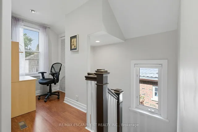 Additional image 22 of 33 Broadway Ave