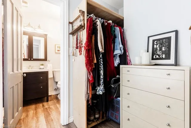 Additional image 28 of 174 Emerald St