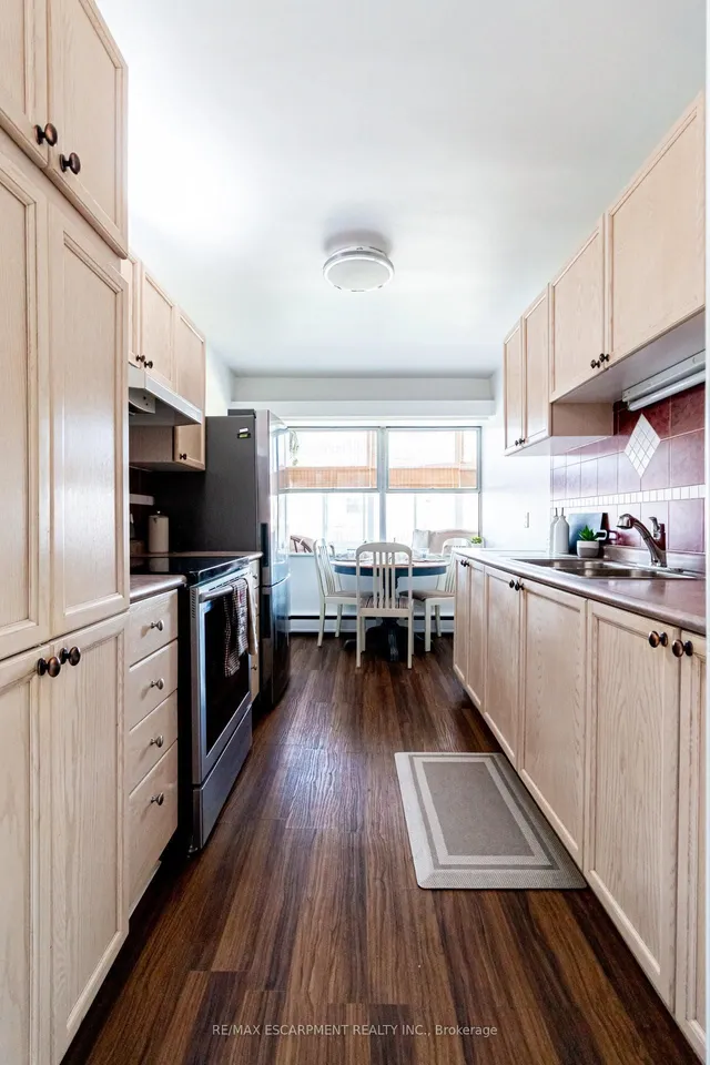 Additional image 8 of 824 Brant St Unit 8