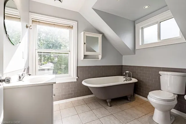 Additional image 33 of 499 Hughson St