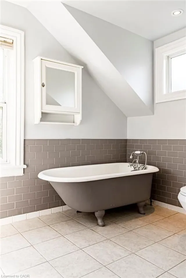 Additional image 36 of 499 Hughson St