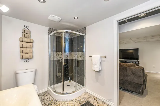 Additional image 38 of 5472 Randolph Cres