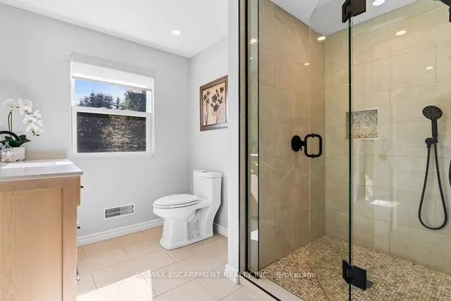 Additional image 28 of 196 Dundas St