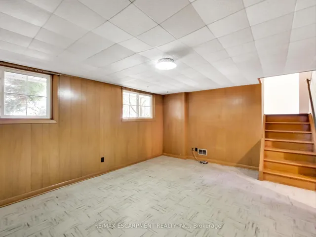 Additional image 36 of 558 Parkside Cres