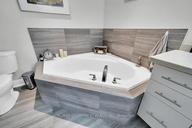 Additional image 9 of 123 WESTBANK Tr