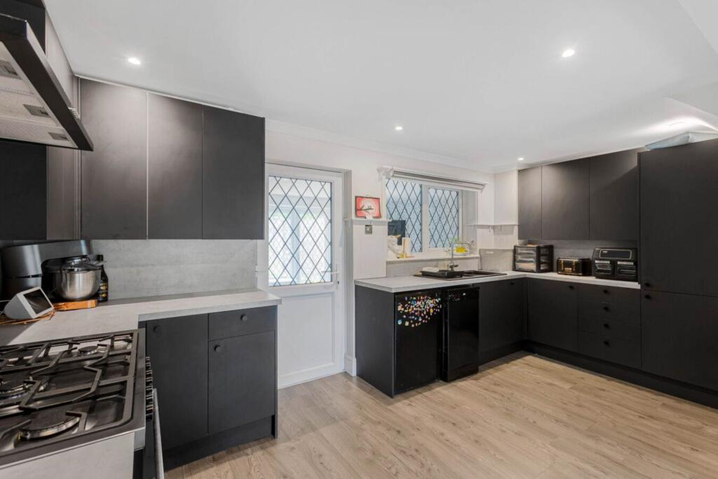 Additional image 20 of Puttocks Drive, Welham Green