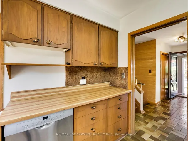 Additional image 20 of 558 Parkside Cres