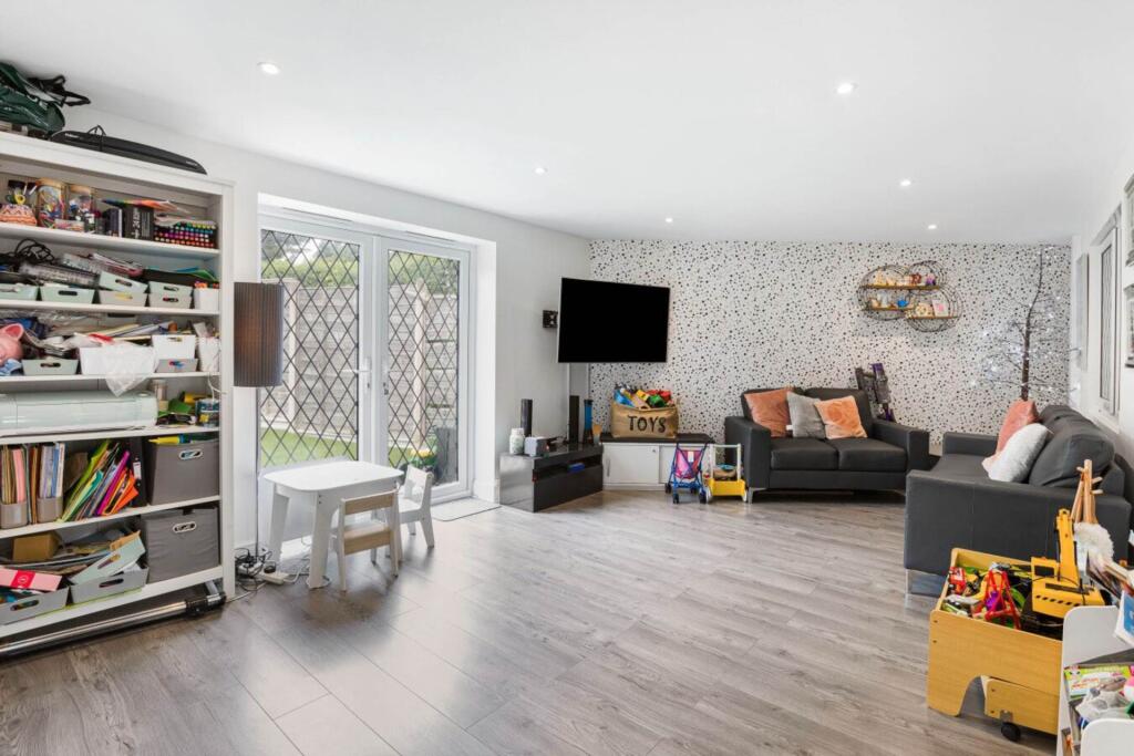 Additional image 8 of Puttocks Drive, Welham Green