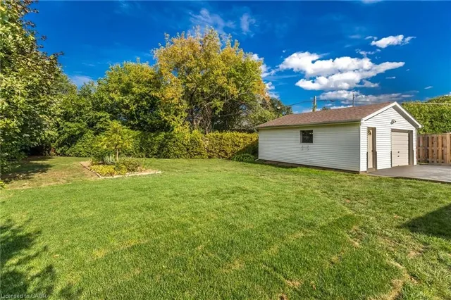 Additional image 33 of 142 Fernwood Cres