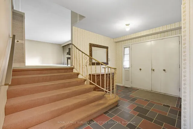 Additional image 3 of 264 Camelot Dr