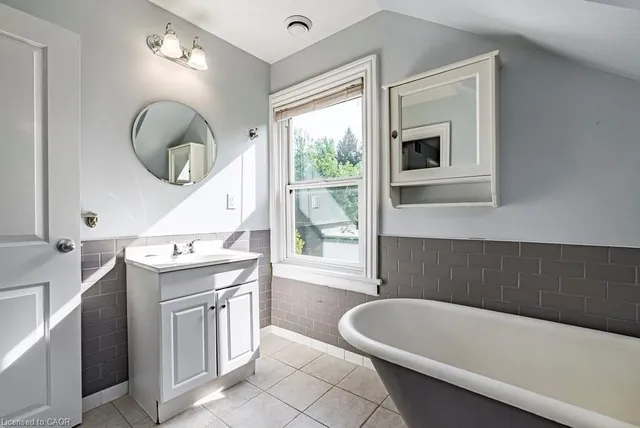 Additional image 35 of 499 Hughson St