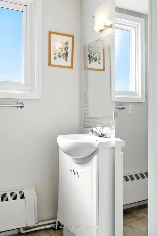 Additional image 33 of 57 Highcliffe Ave