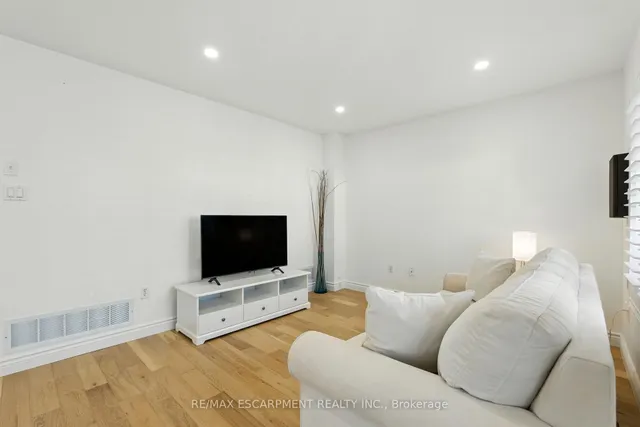 Additional image 20 of 5090 FAIRVIEW St Unit 48