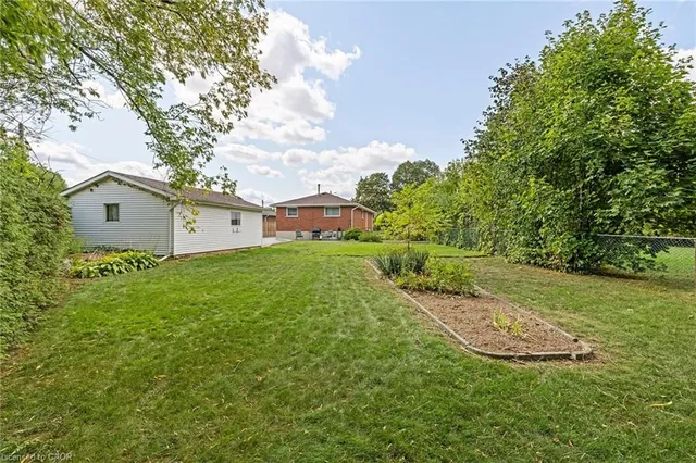 Additional image 32 of 142 Fernwood Cres