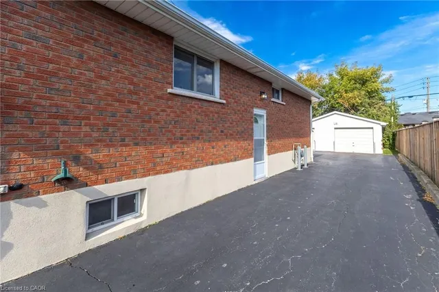 Additional image 28 of 142 Fernwood Cres