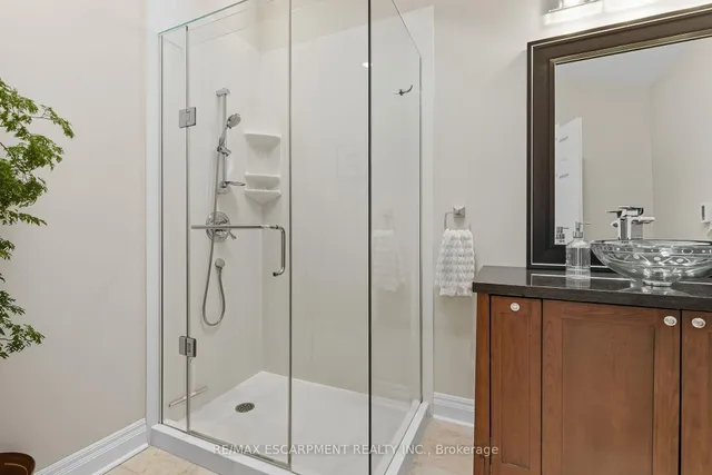 Additional image 21 of 33 Broadway Ave