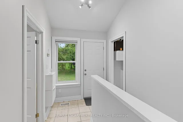 Additional image 19 of 33 Broadway Ave