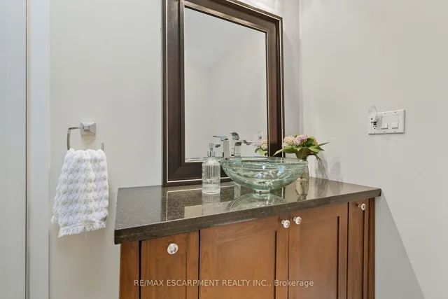 Additional image 20 of 33 Broadway Ave