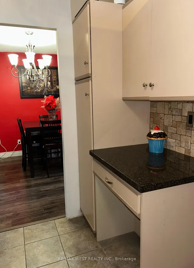 Additional image 6 of 975 Warwick Crt Unit 703