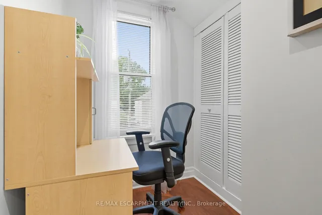 Additional image 23 of 33 Broadway Ave