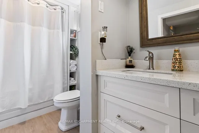 Additional image 42 of 196 Dundas St