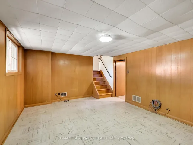 Additional image 35 of 558 Parkside Cres