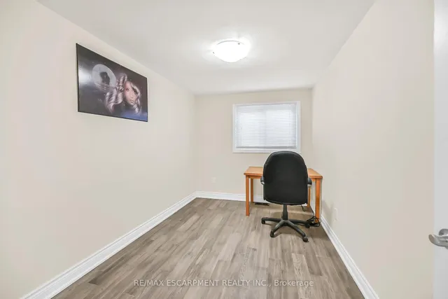 Additional image 32 of 28 Tara Crt