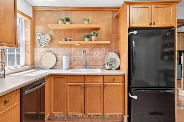 Additional image 10 of 146 Normanhurst Ave