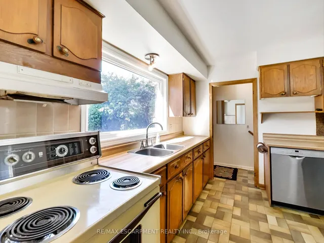 Additional image 22 of 558 Parkside Cres