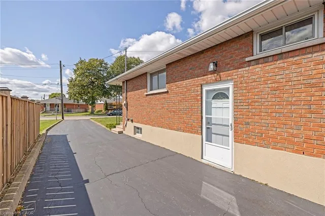 Additional image 27 of 142 Fernwood Cres