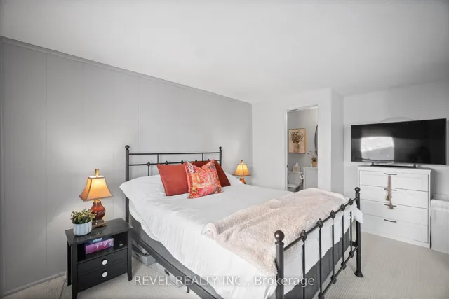 Additional image 25 of 2058 Brant St Unit 3