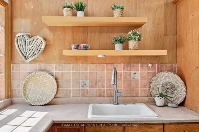 Additional image 11 of 146 Normanhurst Ave