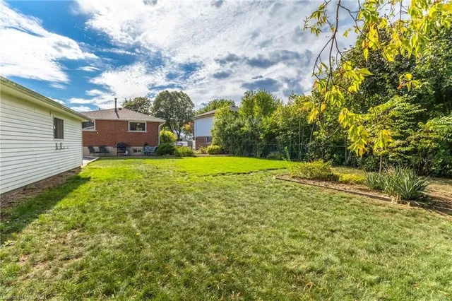 Additional image 34 of 142 Fernwood Cres